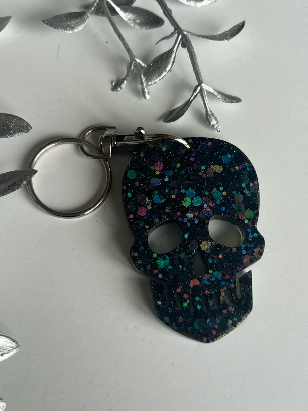 Black and Iridescent Glitter Skull Keychain Resin / goth Halloween - Picture 2 of 4